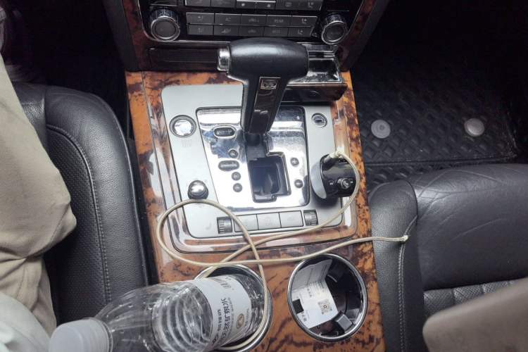 Used Volkswagen Phaeton 2011 3.6L V6 5-Seater Extended Comfort Version Gear Lever