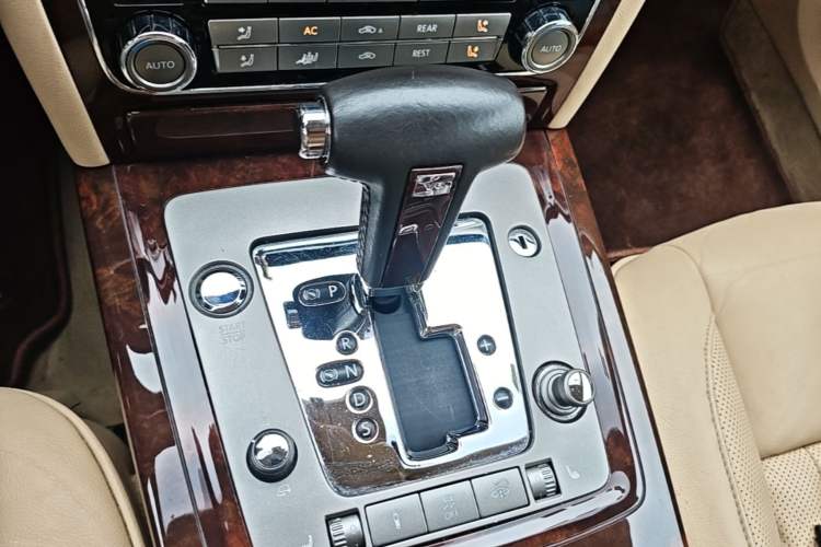 Used Volkswagen Phaeton 2011 3.6L V6 5-Seater Extended Comfort Version Gear Lever