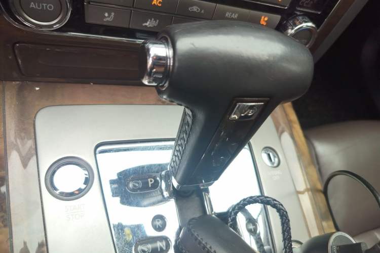 Used Volkswagen Phaeton 2011 3.6L V6 4-Seater Extended-Length Individual Edition Gear Lever