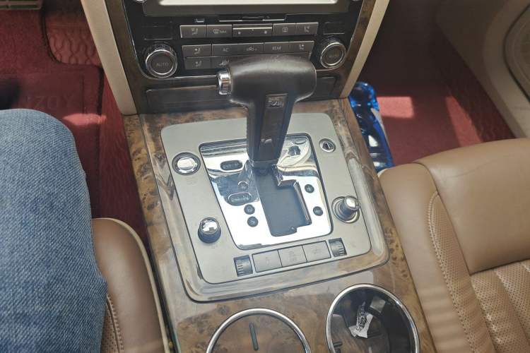Used Volkswagen Phaeton 2011 4.2L V8 4-seat Extended-Range Individual Edition Gear Lever