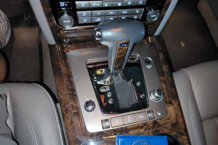 Used Volkswagen Phaeton 2011 3.6L V6 5-Seater Extended Business Edition Gear Lever