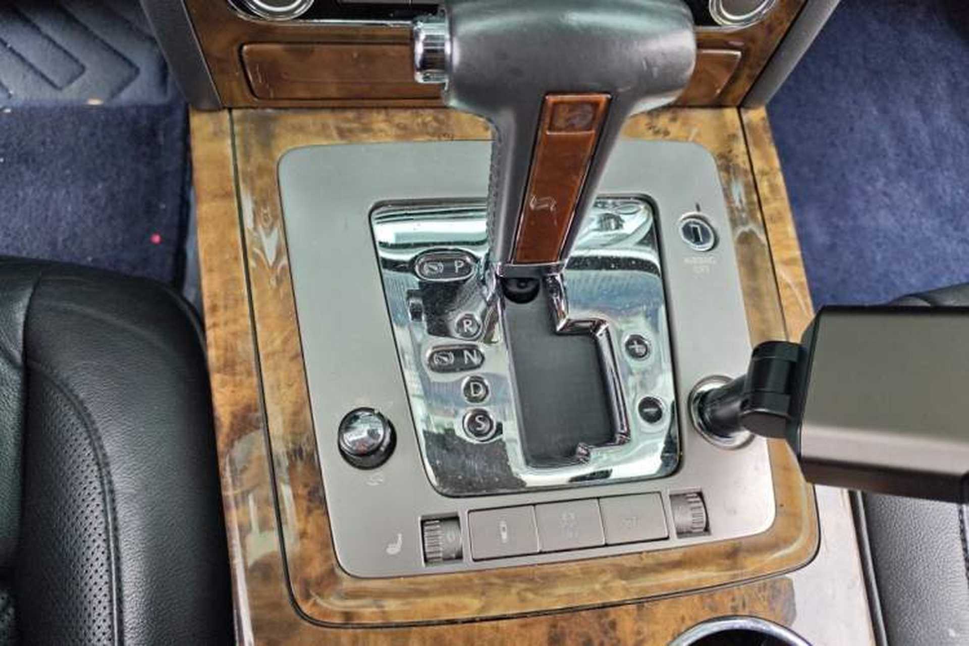 Used Volkswagen Phaeton 2011 3.6L V6 5-Seater Extended Business Edition Gear Lever