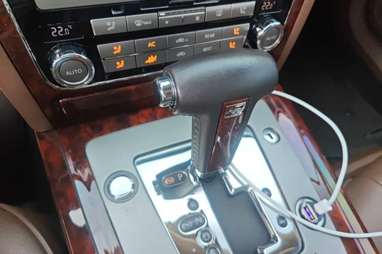 Used Volkswagen Phaeton 2011 3.6L V6 5-Seater Extended Comfort Version Gear Lever