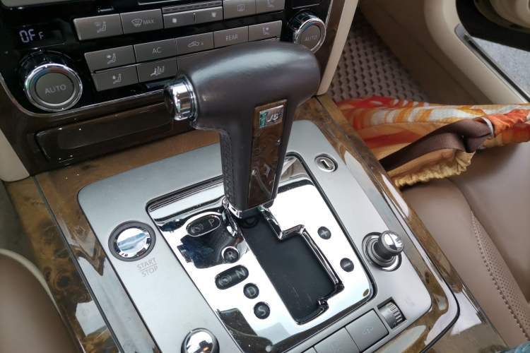 Used Volkswagen Phaeton 2011 3.6L V6 4-Seater Extended-Length Individual Edition Gear Lever