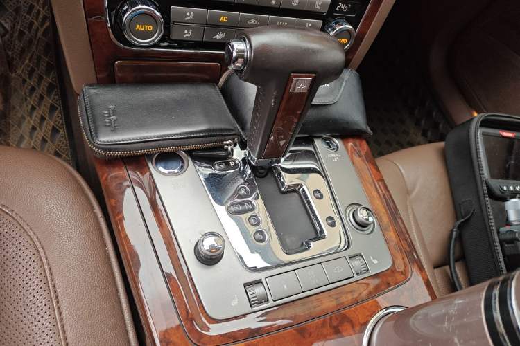 Used Volkswagen Phaeton 2011 3.6L V6 5-Seater Extended Comfort Version Gear Lever