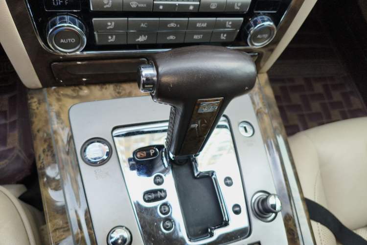 Used Volkswagen Phaeton 2011 3.6L V6 5-Seater Extended Comfort Version Gear Lever