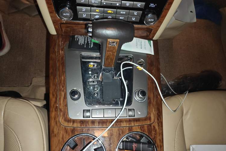 Used Volkswagen Phaeton 2011 3.6L V6 5-Seater Extended Business Edition Gear Lever