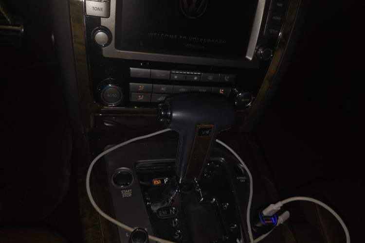 Used Volkswagen Phaeton 2011 4.2L V8 4-seat Extended-Range Individual Edition Gear Lever