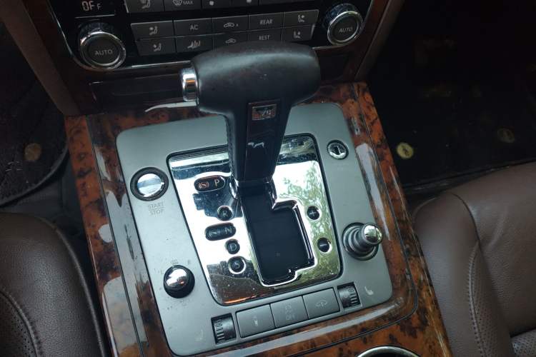 Used Volkswagen Phaeton 2011 3.6L V6 5-Seater Extended Comfort Version Gear Lever