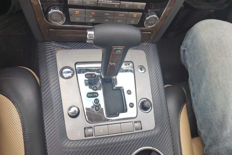 Used Volkswagen Phaeton 2011 3.6L V6 4-Seater Extended-Length Individual Edition Gear Lever