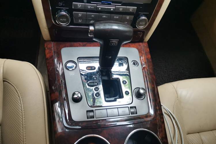 Used Volkswagen Phaeton 2011 3.6L V6 5-Seater Extended Comfort Version Gear Lever