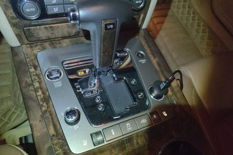Used Volkswagen Phaeton 2011 3.6L V6 5-Seater Extended-Length Individual Edition Gear Lever