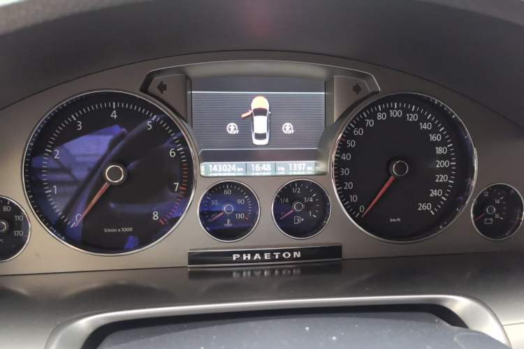 Used Volkswagen Phaeton 2011 3.6L V6 5-Seater Extended Comfort Version Instrument Cluster