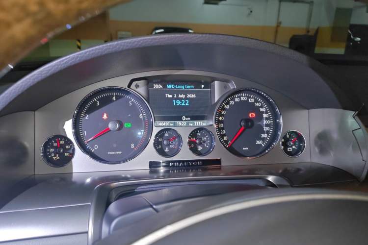 Used Volkswagen Phaeton 2011 3.6L V6 5-Seater Extended Business Edition Instrument Cluster