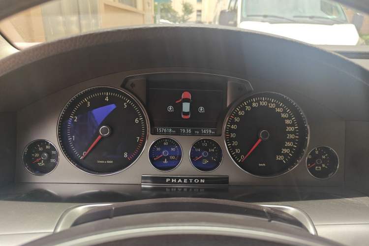 Used Volkswagen Phaeton 2011 4.2L V8 4-seat Extended-Range Individual Edition Instrument Cluster