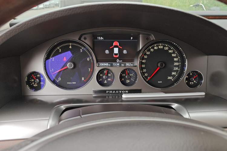Used Volkswagen Phaeton 2011 3.6L V6 5-Seater Extended Comfort Version Instrument Cluster