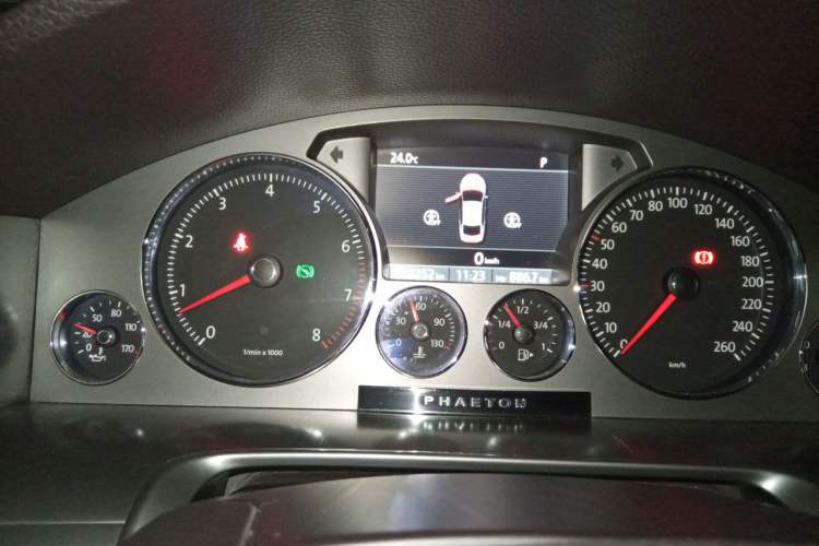 Used Volkswagen Phaeton 2011 3.6L V6 5-Seater Extended Business Edition Instrument Cluster