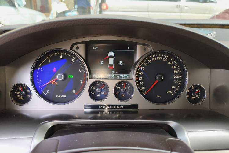 Used Volkswagen Phaeton 2011 3.6L V6 5-Seater Extended Comfort Version Instrument Cluster