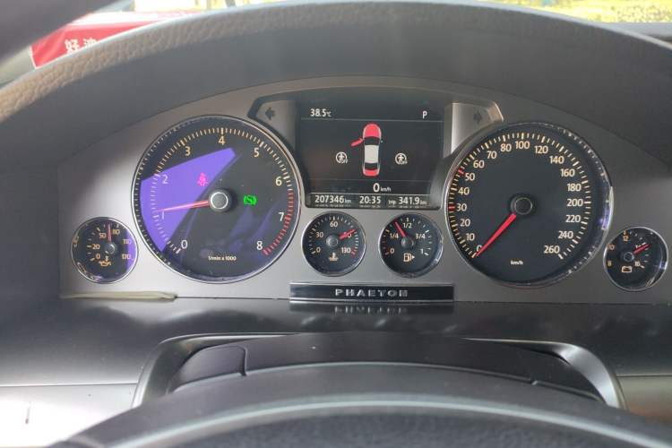 Used Volkswagen Phaeton 2011 3.6L V6 5-Seater Extended Comfort Version Instrument Cluster