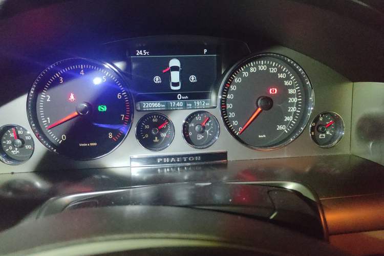 Used Volkswagen Phaeton 2011 3.6L V6 5-Seater Extended-Length Individual Edition Instrument Cluster