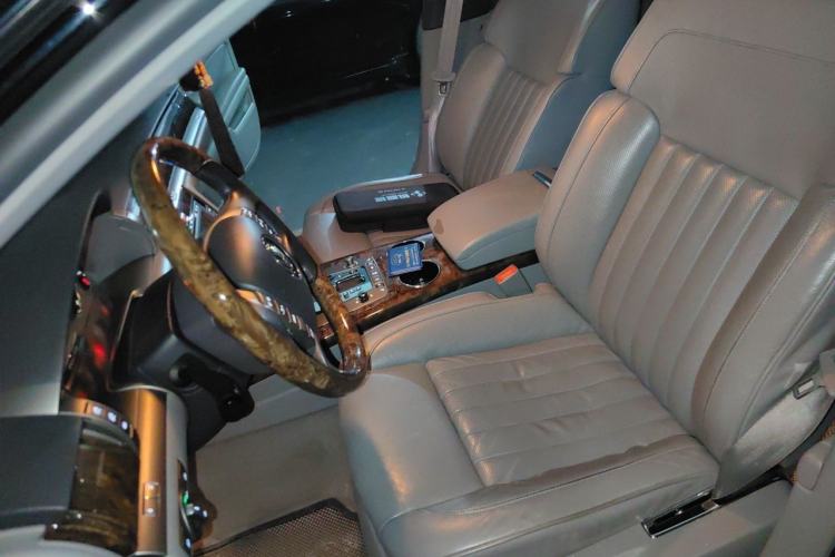 Used Volkswagen Phaeton 2011 3.6L V6 5-Seater Extended Business Edition Left Front Seat