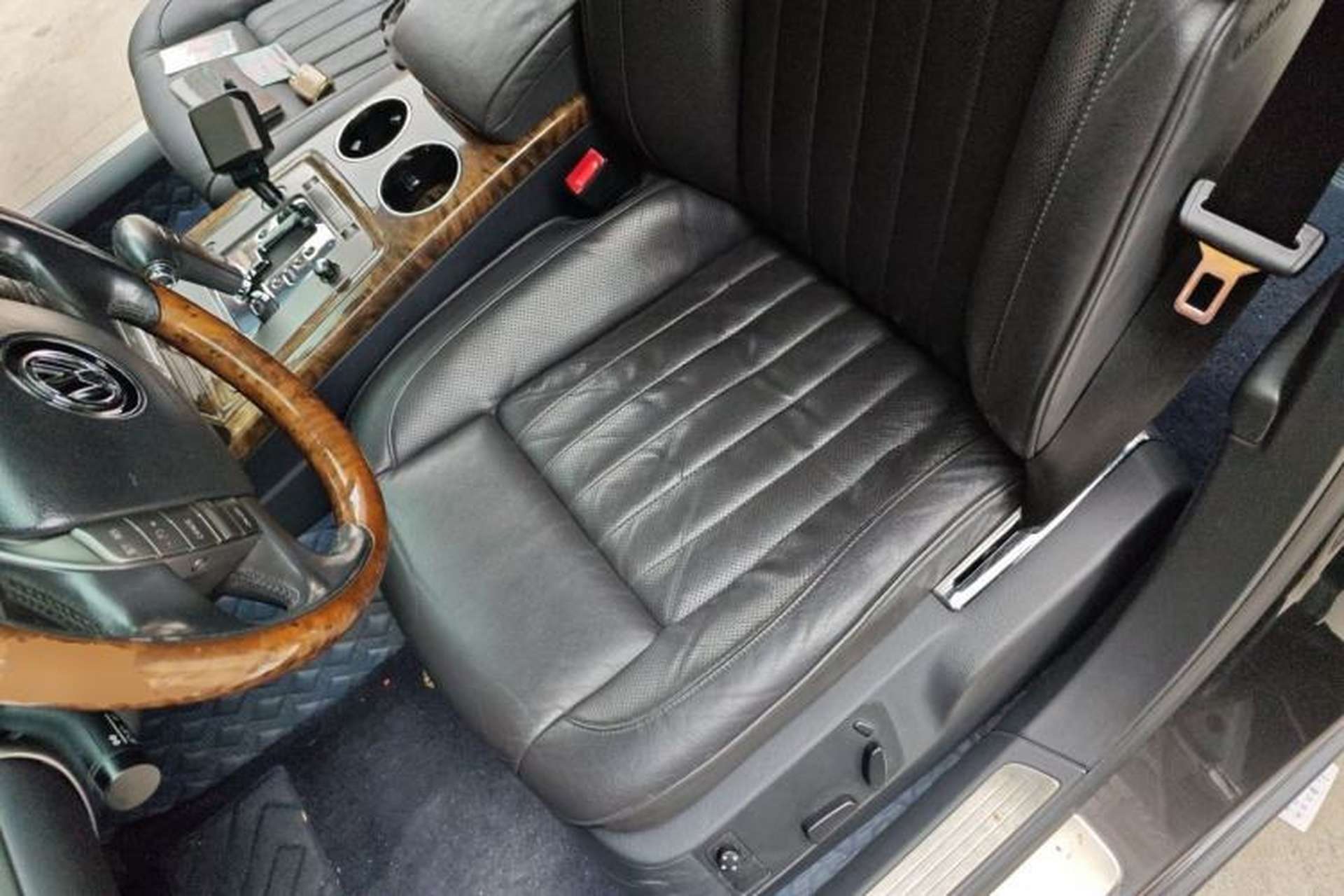Used Volkswagen Phaeton 2011 3.6L V6 5-Seater Extended Business Edition Left Front Seat