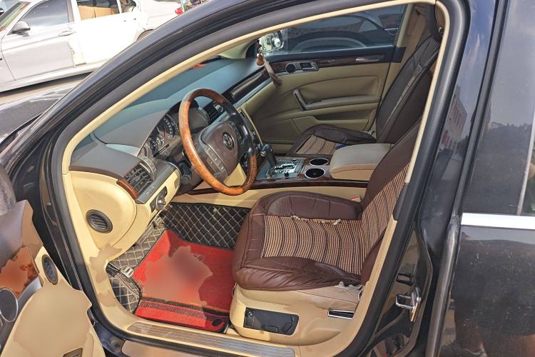 Used Volkswagen Phaeton 2011 3.6L V6 5-Seater Extended Business Edition Left Front Seat