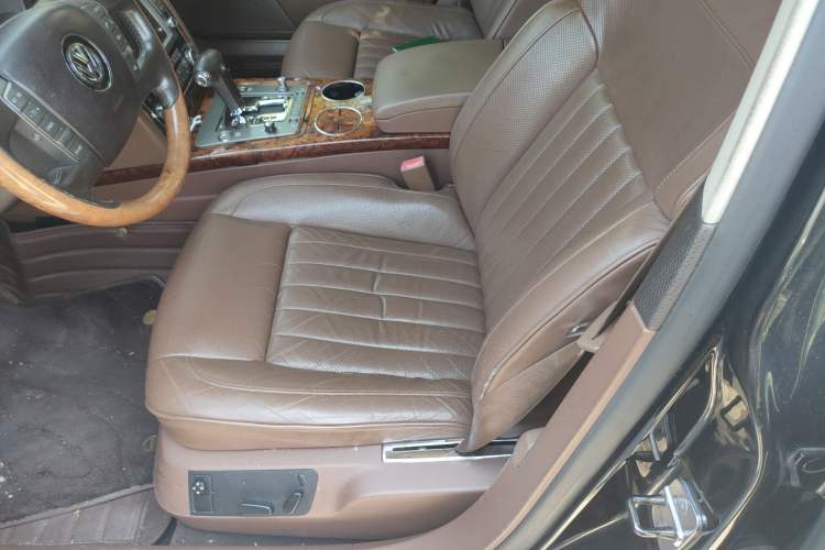 Used Volkswagen Phaeton 2011 3.6L V6 5-Seater Extended Comfort Version Left Front Seat