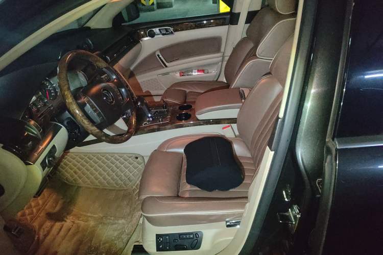 Used Volkswagen Phaeton 2011 3.6L V6 5-Seater Extended-Length Individual Edition Left Front Seat