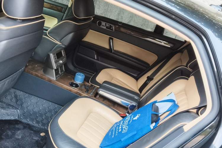 Used Volkswagen Phaeton 2011 3.6L V6 4-Seater Extended-Length Individual Edition Left Rear Seat