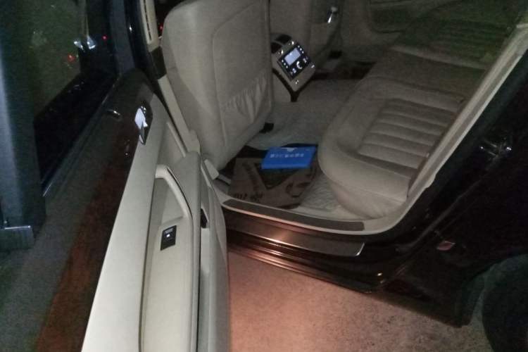 Used Volkswagen Phaeton 2011 3.6L V6 5-Seater Extended Business Edition Left Rear Seat