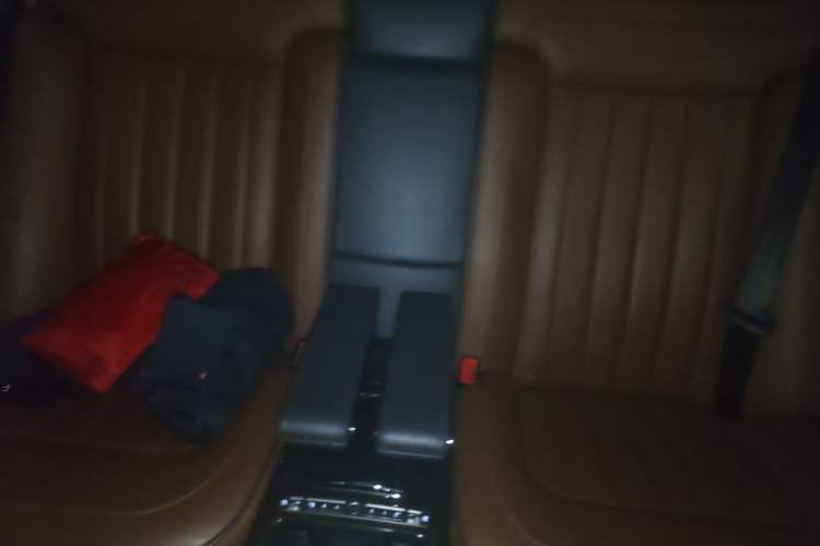 Used Volkswagen Phaeton 2011 4.2L V8 4-seat Extended-Range Individual Edition Left Rear Seat