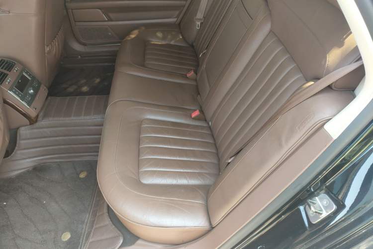 Used Volkswagen Phaeton 2011 3.6L V6 5-Seater Extended Comfort Version Left Rear Seat