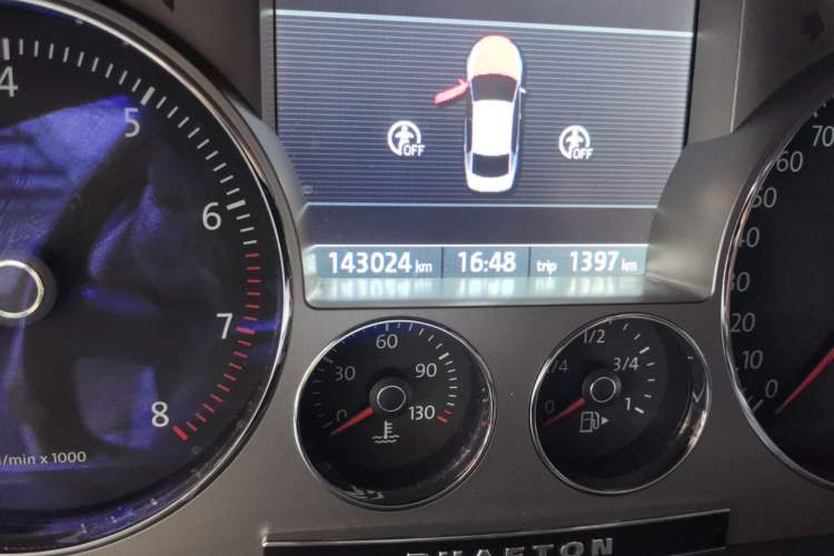 Used Volkswagen Phaeton 2011 3.6L V6 5-Seater Extended Comfort Version Odometer Close Up