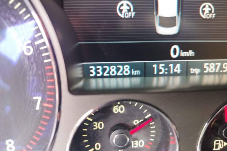Used Volkswagen Phaeton 2011 3.6L V6 4-Seater Extended-Length Individual Edition Odometer Close Up