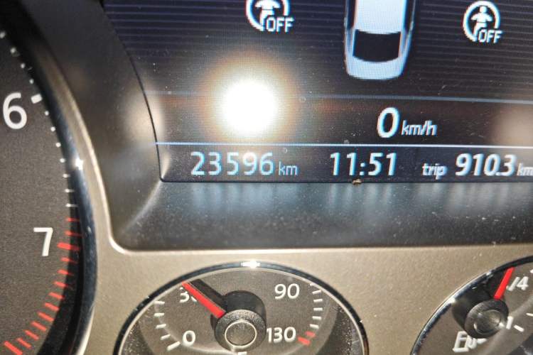 Used Volkswagen Phaeton 2011 4.2L V8 4-seat Extended-Range Individual Edition Odometer Close Up