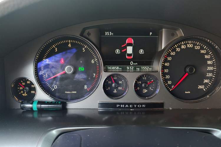 Used Volkswagen Phaeton 2011 3.6L V6 4-Seater Extended-Length Individual Edition Odometer Close Up