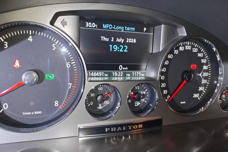 Used Volkswagen Phaeton 2011 3.6L V6 5-Seater Extended Business Edition Odometer Close Up