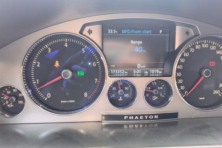 Used Volkswagen Phaeton 2011 3.6L V6 5-Seater Extended Comfort Version Odometer Close Up