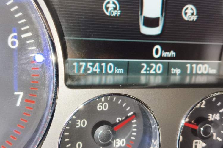 Used Volkswagen Phaeton 2011 3.6L V6 4-Seater Extended-Length Individual Edition Odometer Close Up