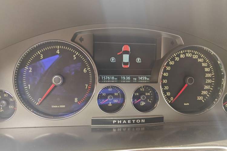 Used Volkswagen Phaeton 2011 4.2L V8 4-seat Extended-Range Individual Edition Odometer Close Up