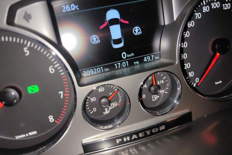 Used Volkswagen Phaeton 2011 3.6L V6 5-Seater Extended Business Edition Odometer Close Up
