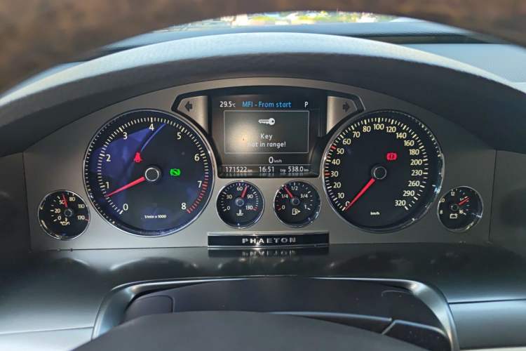 Used Volkswagen Phaeton  Odometer Close Up
