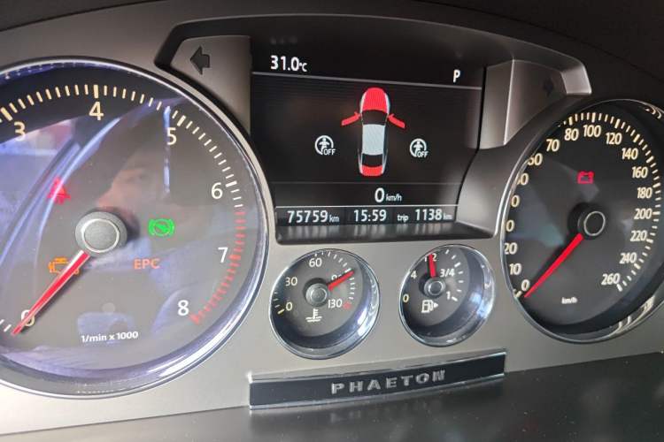 Used Volkswagen Phaeton 2011 3.6L V6 5-Seater Extended Comfort Version Odometer Close Up
