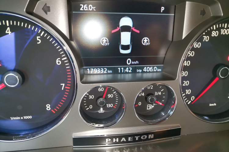 Used Volkswagen Phaeton 2011 3.6L V6 4-Seater Extended-Length Individual Edition Odometer Close Up