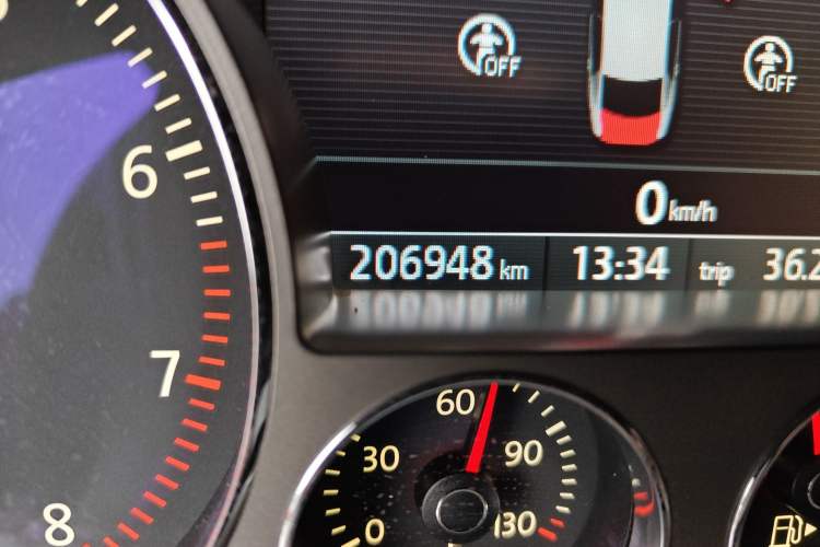 Used Volkswagen Phaeton 2011 3.6L V6 5-Seater Extended Comfort Version Odometer Close Up