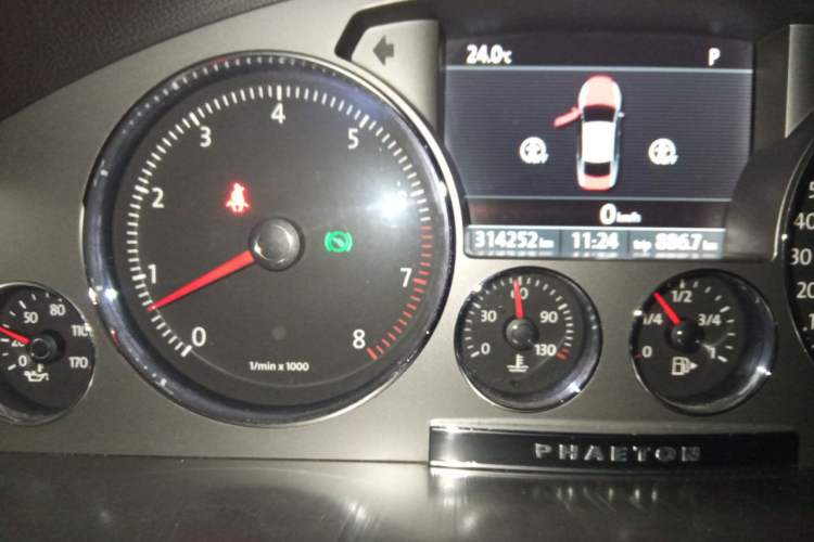 Used Volkswagen Phaeton 2011 3.6L V6 5-Seater Extended Business Edition Odometer Close Up