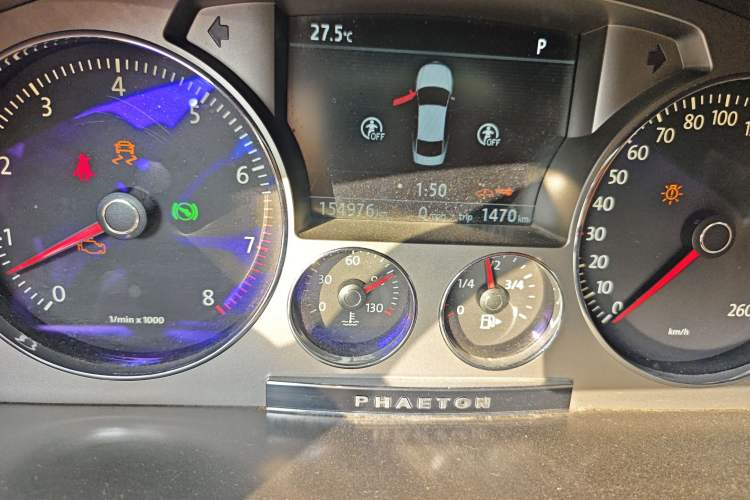 Used Volkswagen Phaeton 2011 3.6L V6 5-Seater Extended Business Edition Odometer Close Up