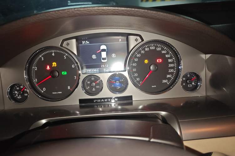 Used Volkswagen Phaeton 2011 3.6L V6 5-Seater Extended Business Edition Odometer Close Up