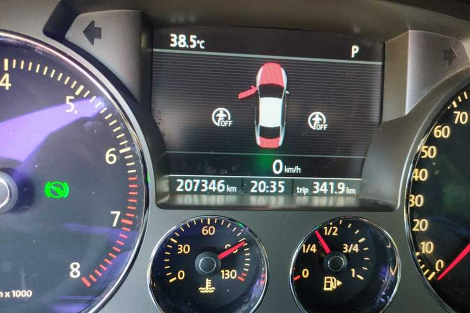 Used Volkswagen Phaeton 2011 3.6L V6 5-Seater Extended Comfort Version Odometer Close Up